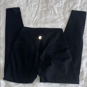 EUC Born Primitive / scrunch booty leggings